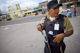 Honduras-presque-tous-commerces-gardiens-securite